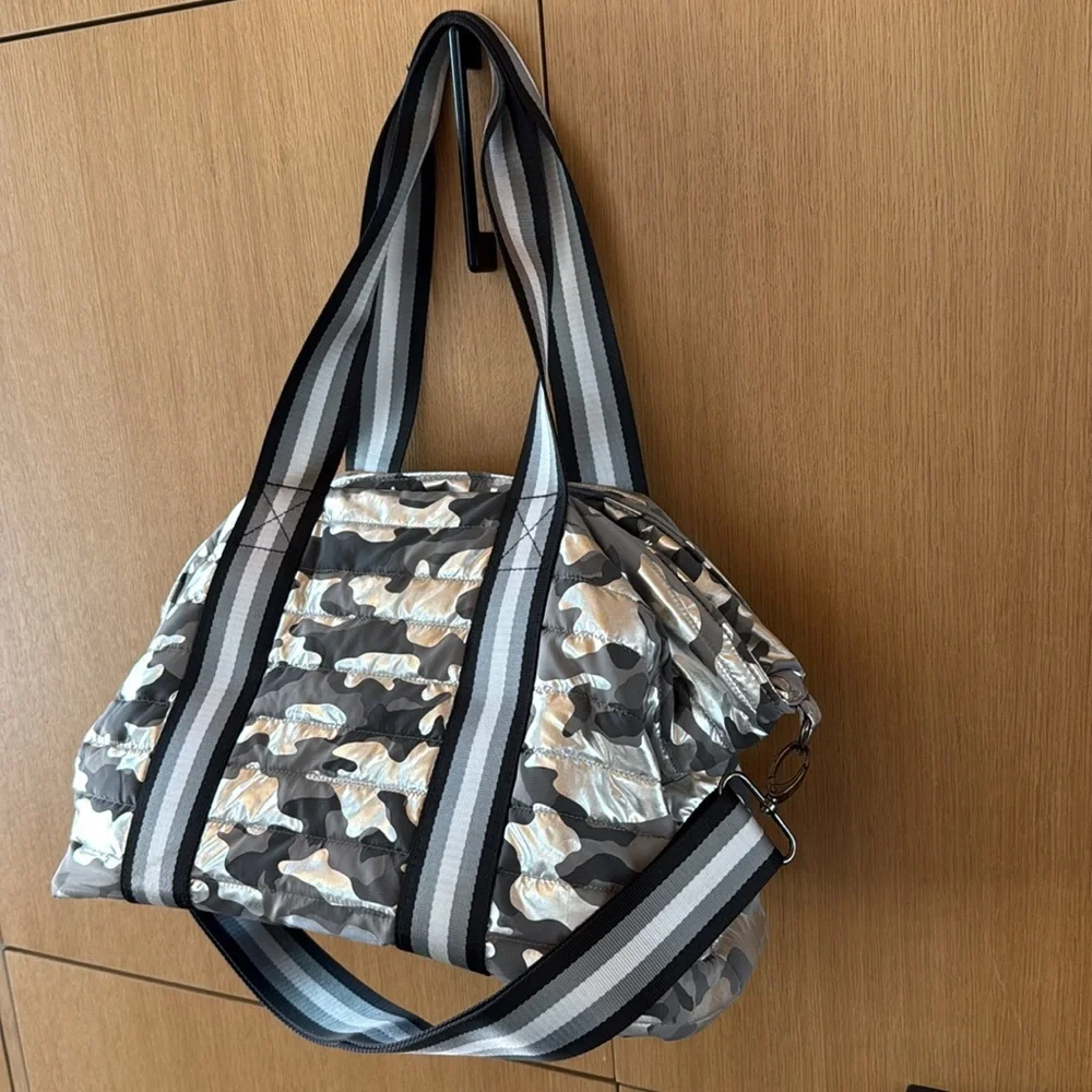 Think Royln Wingman Shiny Silver Black Camo Large Nylon Tote Adjustable Strap - Picture 5 of 13